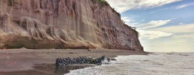 Keindahan Pantai Tebing Lombok